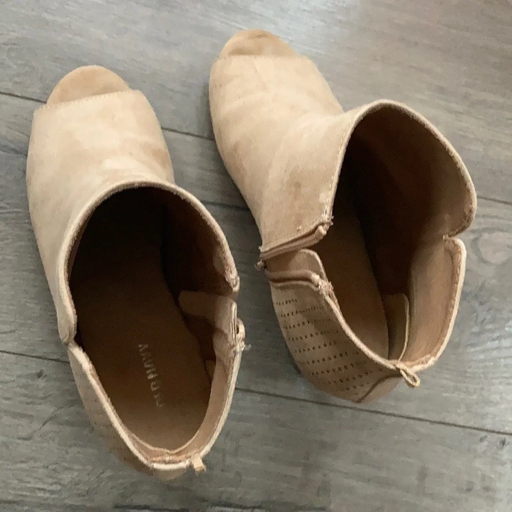 Old Navy Tan Peep Toe Zipper Close Block Heel Booties Size 9 Great Shape - Picture 6 of 8